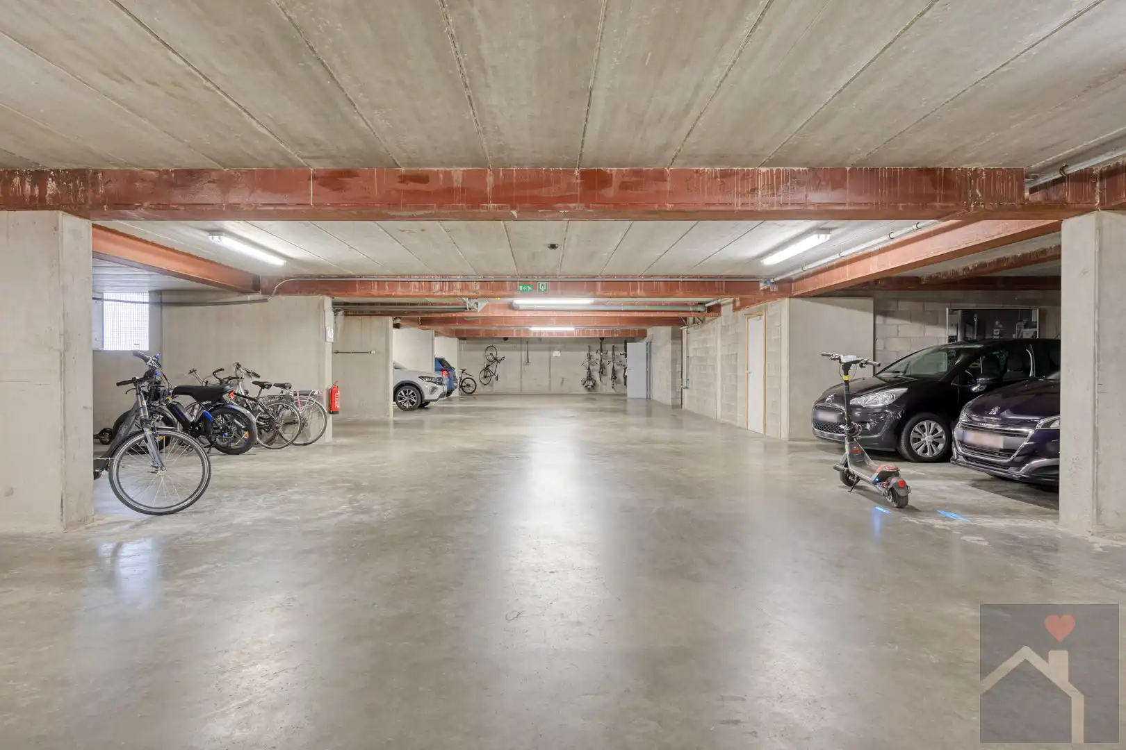 Instapklaar 2-slaapkamerappartement met terras, parking & berging in centrum Overpelt foto 21