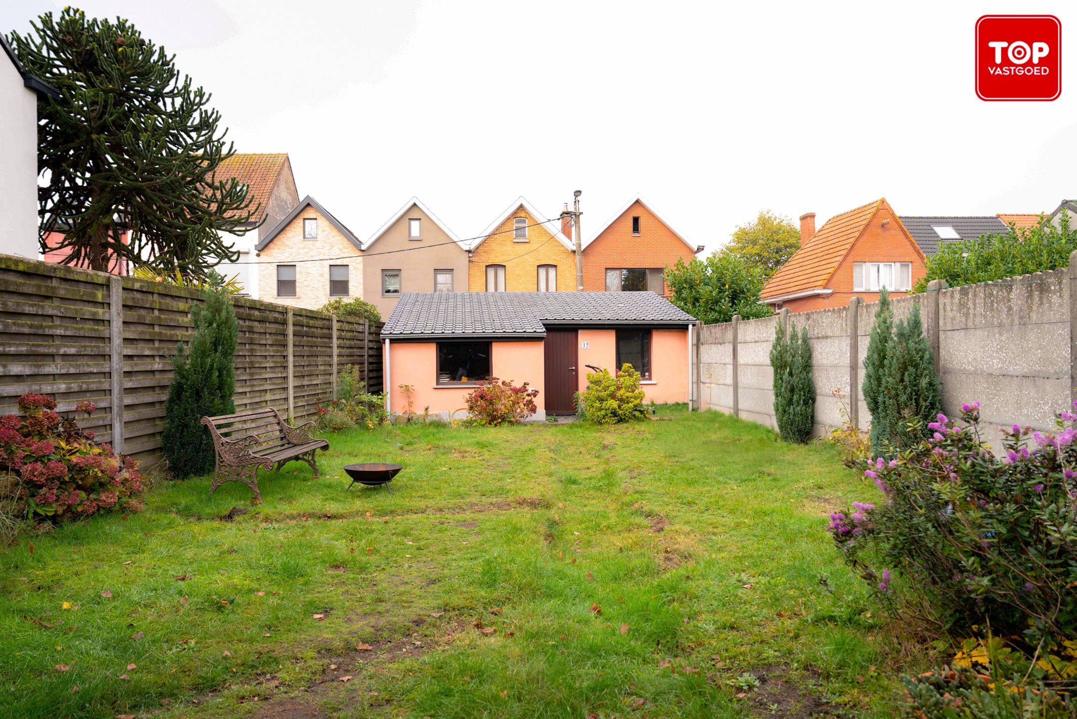 Woning met mooie tuin en ingang via de achtergelegen garage.  foto 17