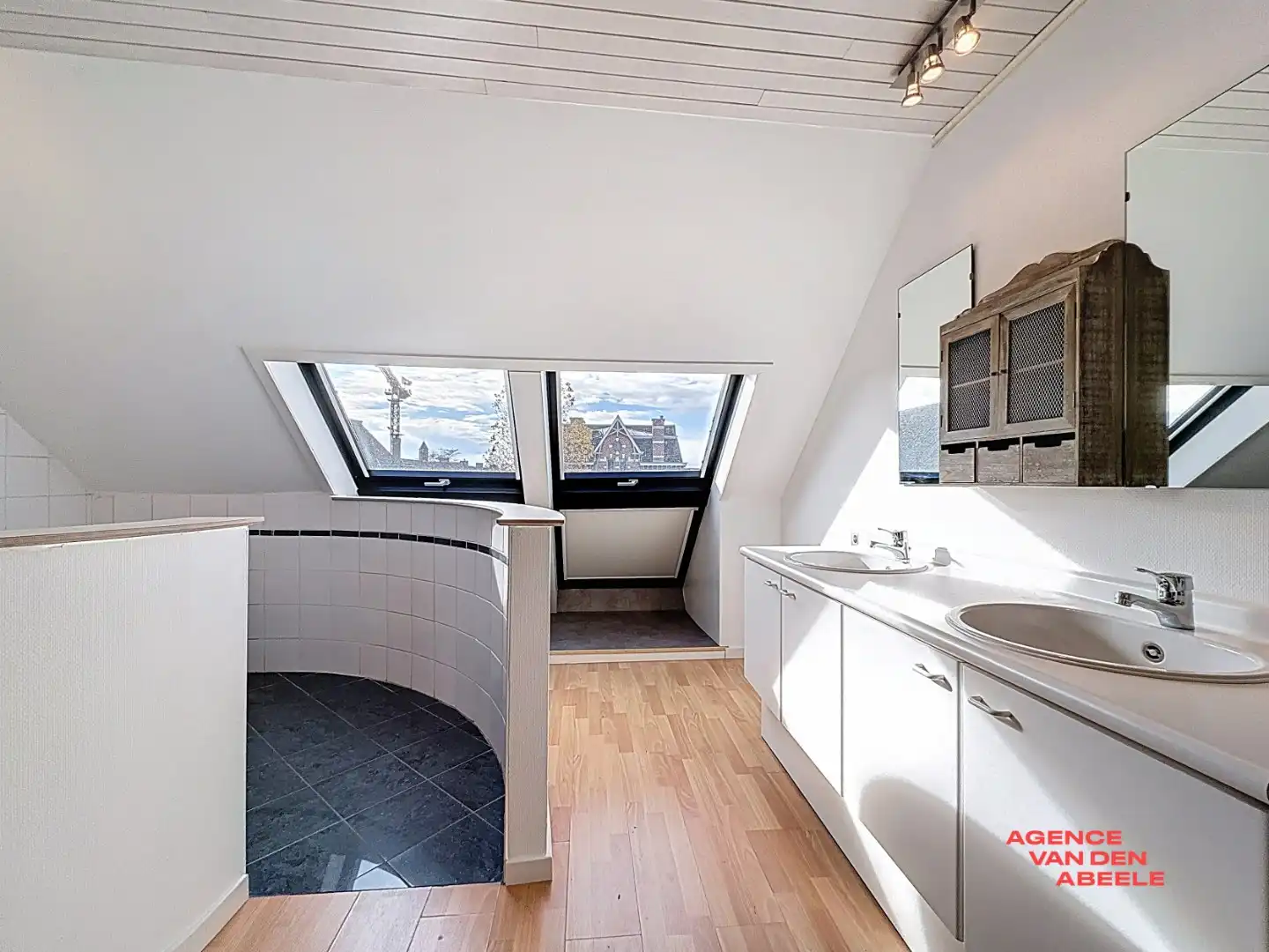 Ruim duplexappartement met 3 slaapkamers en terras foto 18