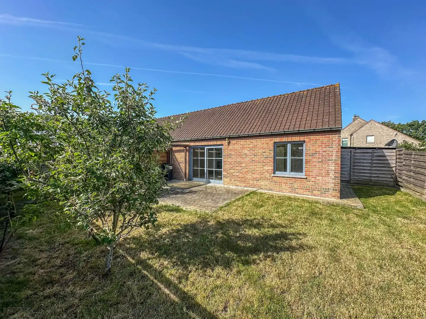 Instapklare vakantiewoning met zonnige tuin en parking. foto {{pictureIndex}}