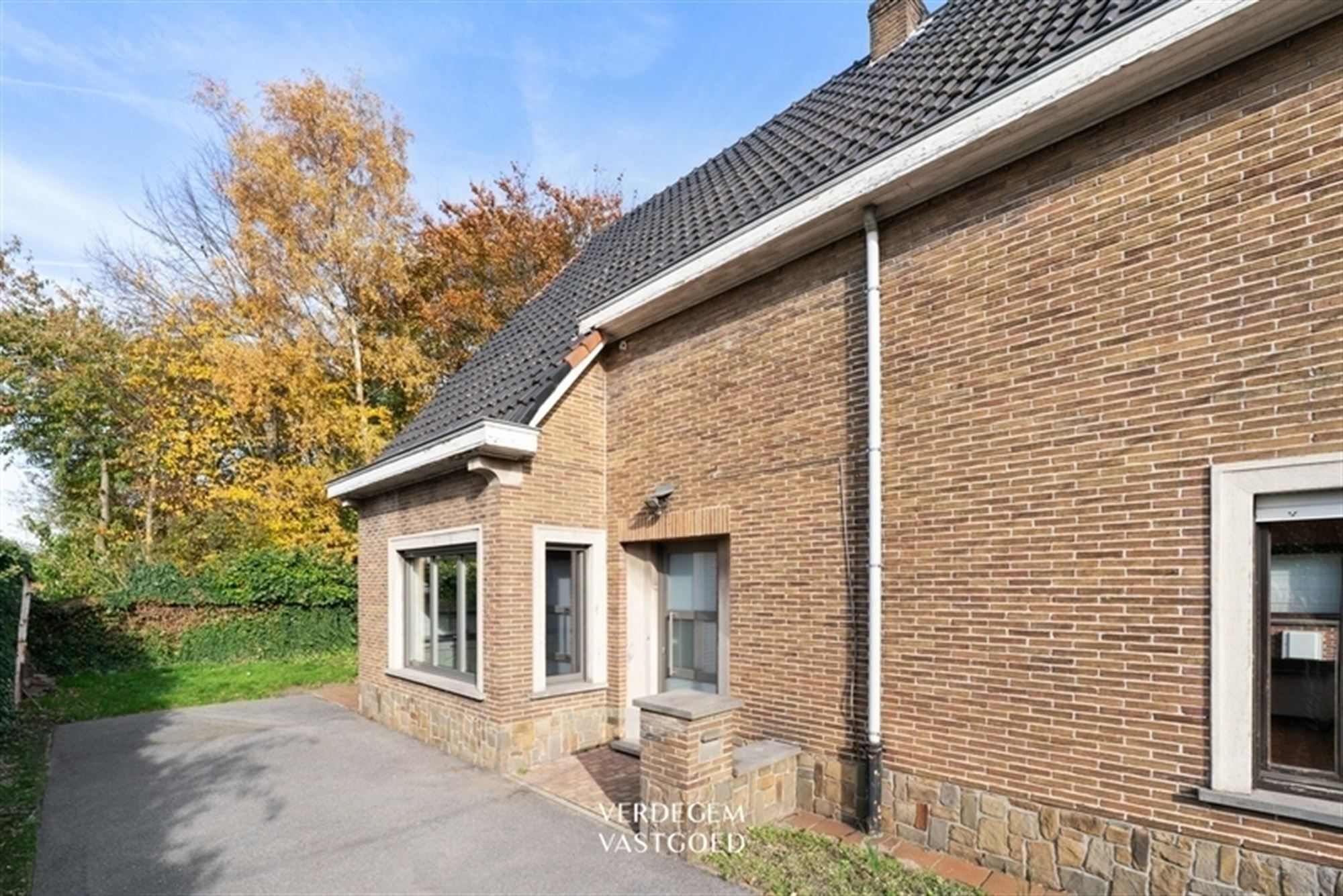 Ruime, op te knappen, woning met 3  slaapkamers, tuin en garage foto 15