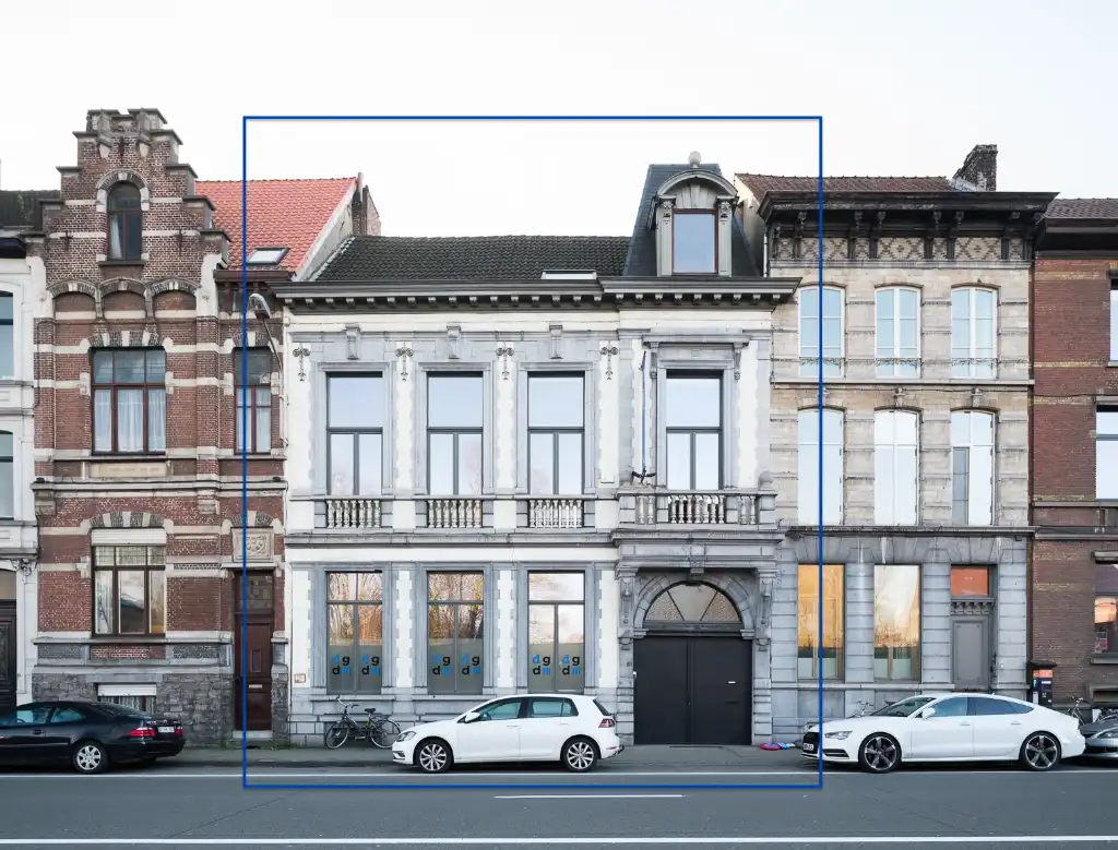 Neoclassicistisch herenhuis (438 m²) met een zuidwest gerichte tuin foto {{pictureIndex}}