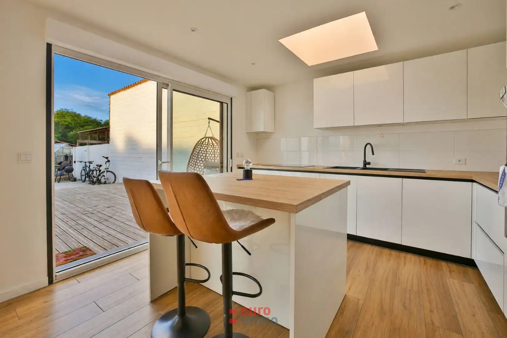 Héél charmante, gesloten woning met 3 slaapkamers én garage te koop in De Panne! foto 3