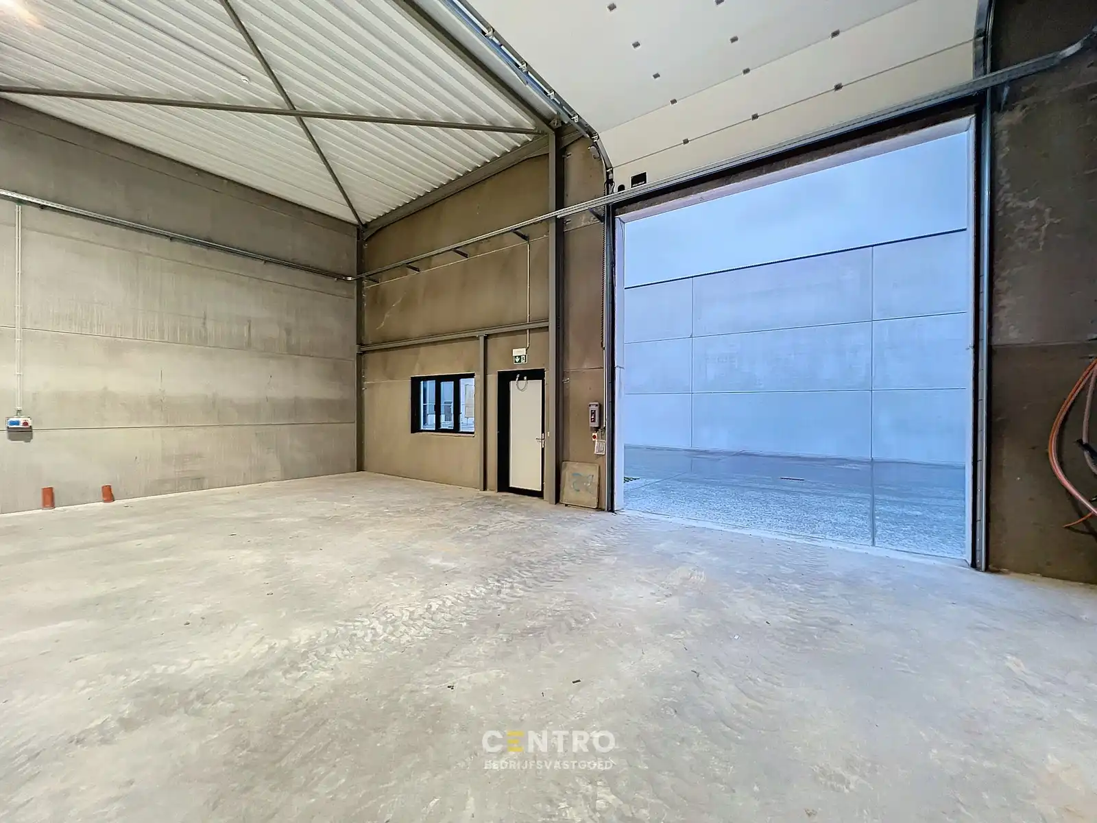 Kwalitatief en goed geïsoleerd NB MAGAZIJN (260m²), voorzien van elektrische sectionaalpoort, deur, raam (voor kantoor) en 2 private parkeerplaatsen op industriezone te Waregem. foto 8