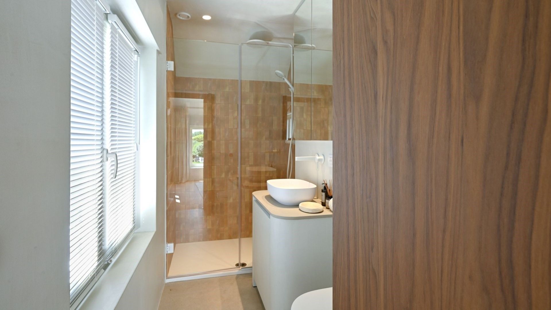 Vernieuwde stijlvolle koppelwoning op topligging in Duinbergen foto 12