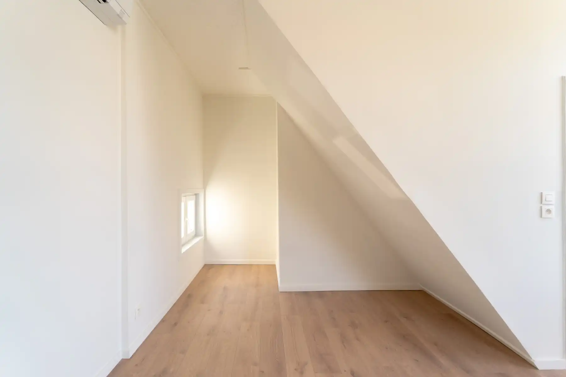 Gerenoveerde lichtrijke hoekwoning aan het water foto 17