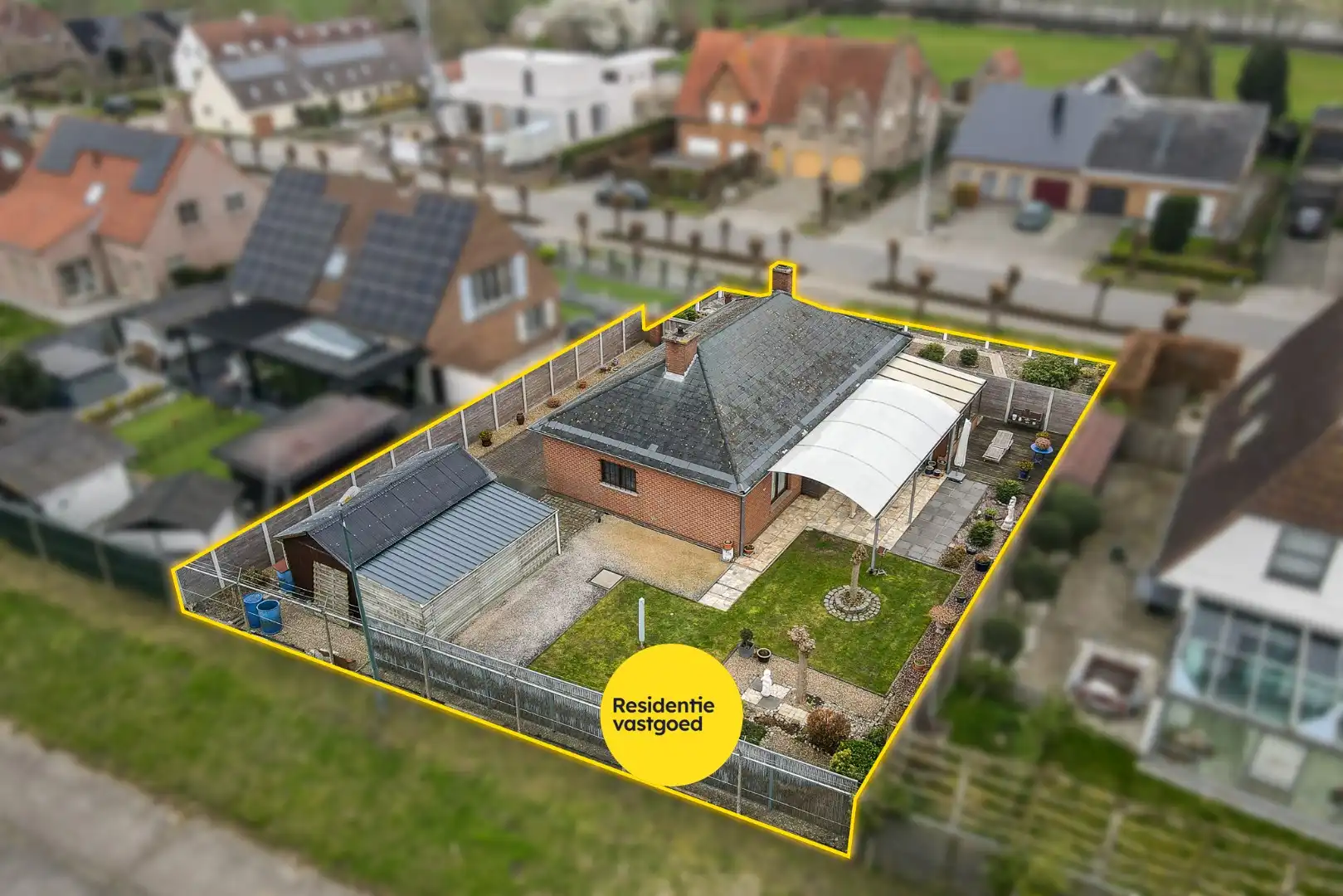 Alleenstaande bungalow met garage en tuin  op 684 m² foto 21