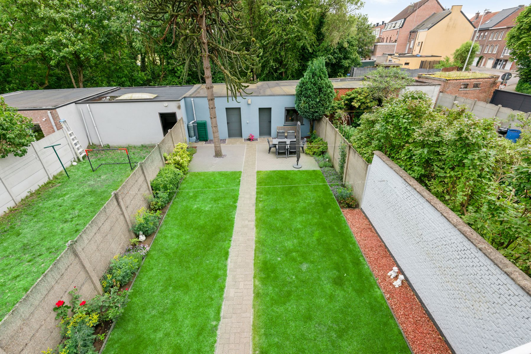 Goed onderhouden polyvalente woonst met tuin en 2 garages foto {{pictureIndex}}