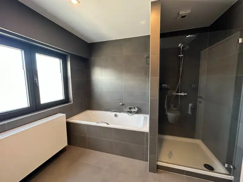 Woning met garage, fietsenberging en ruim terras foto 18