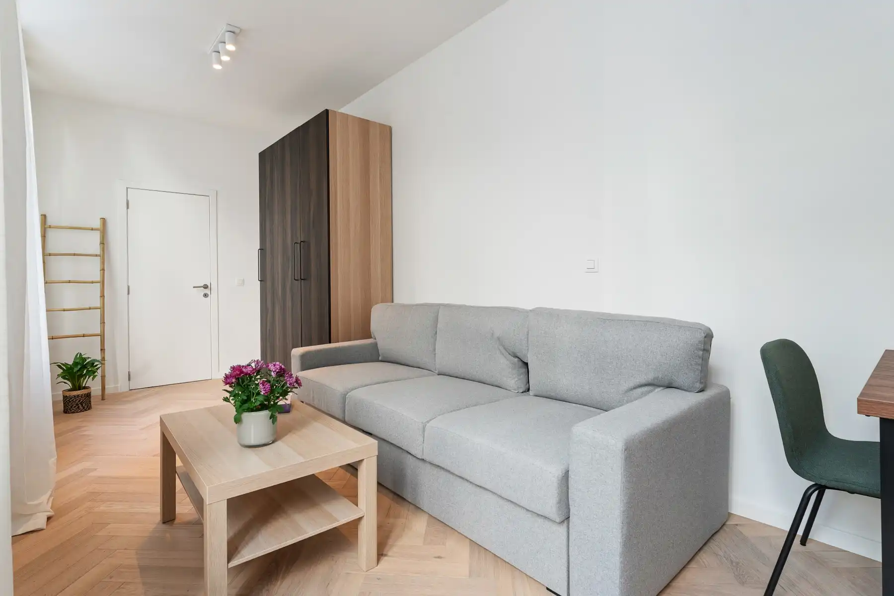 Gemeubelde studio te huur foto 4