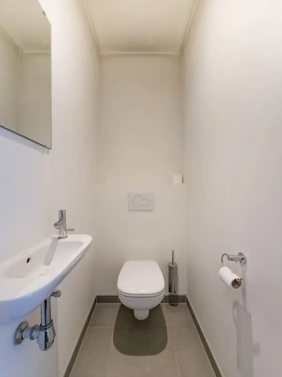 Ongemeubeld 1k appartement met prachtig terrras foto 16