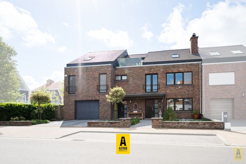 Karaktervolle voormalige dokterswoning met zee aan ruimte en mogelijkheden! foto {{pictureIndex}}