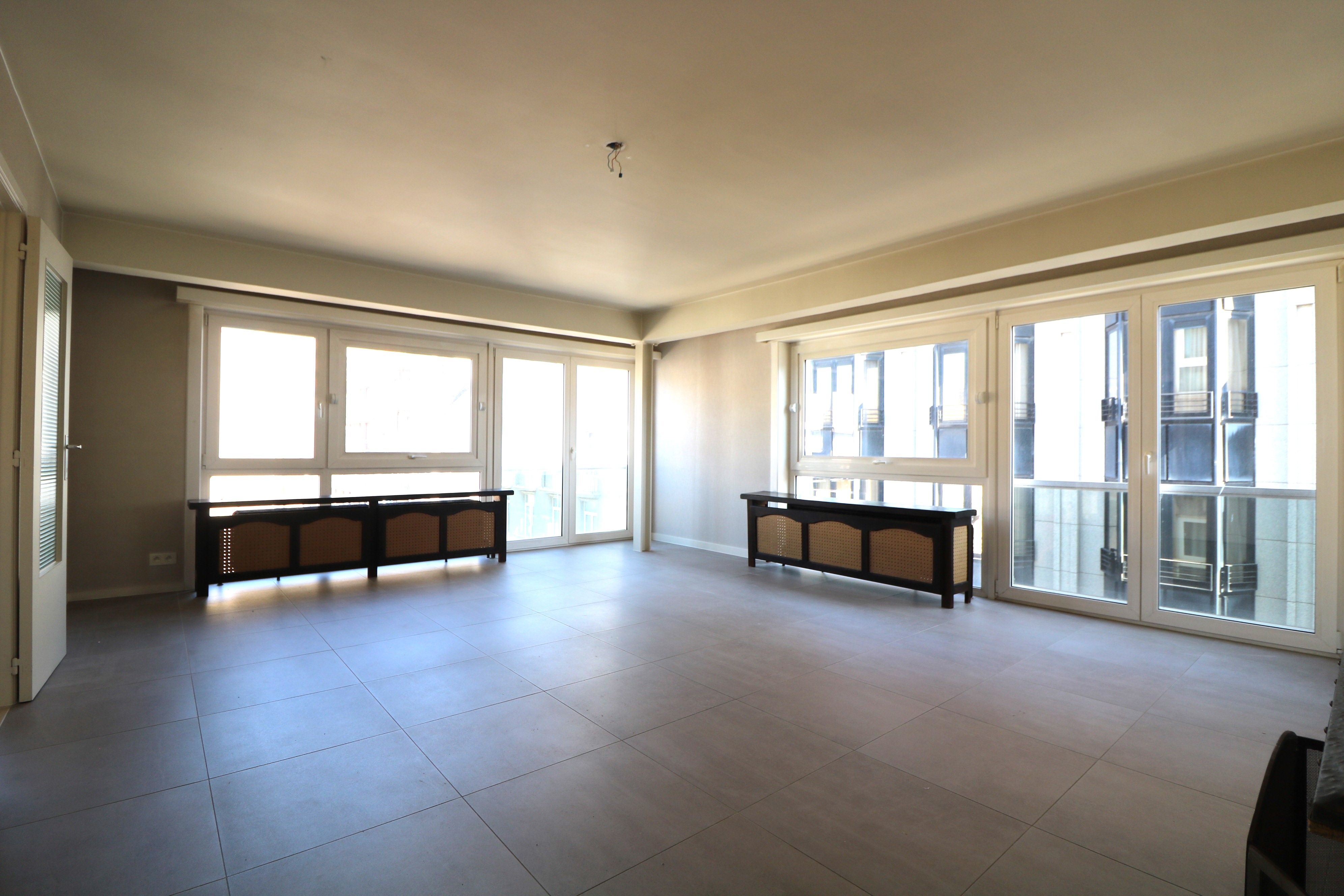 Volledig gerenoveerd 3-slaapkamerappartement, pal in het centrum van Blankenberge en vlakbij Zeedijk. foto {{pictureIndex}}