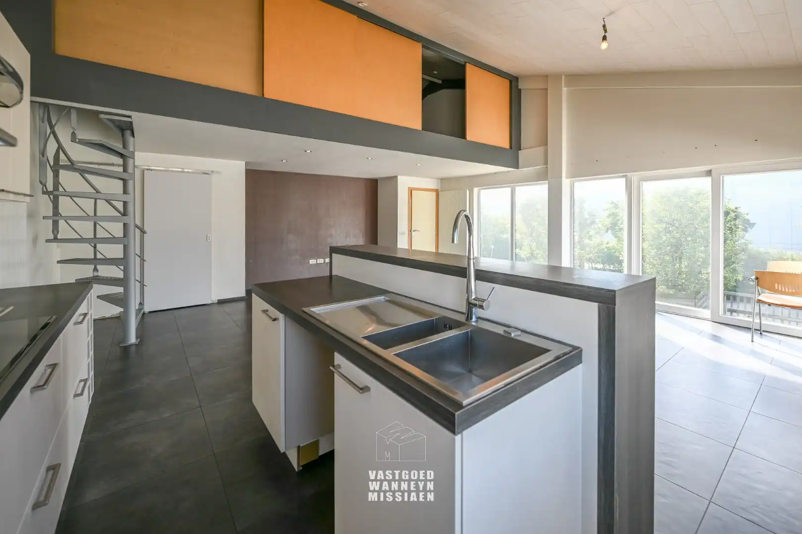 Loods met laadkade, geïntegreerd kantoor en conciërgewoning op 1124 m² foto 23