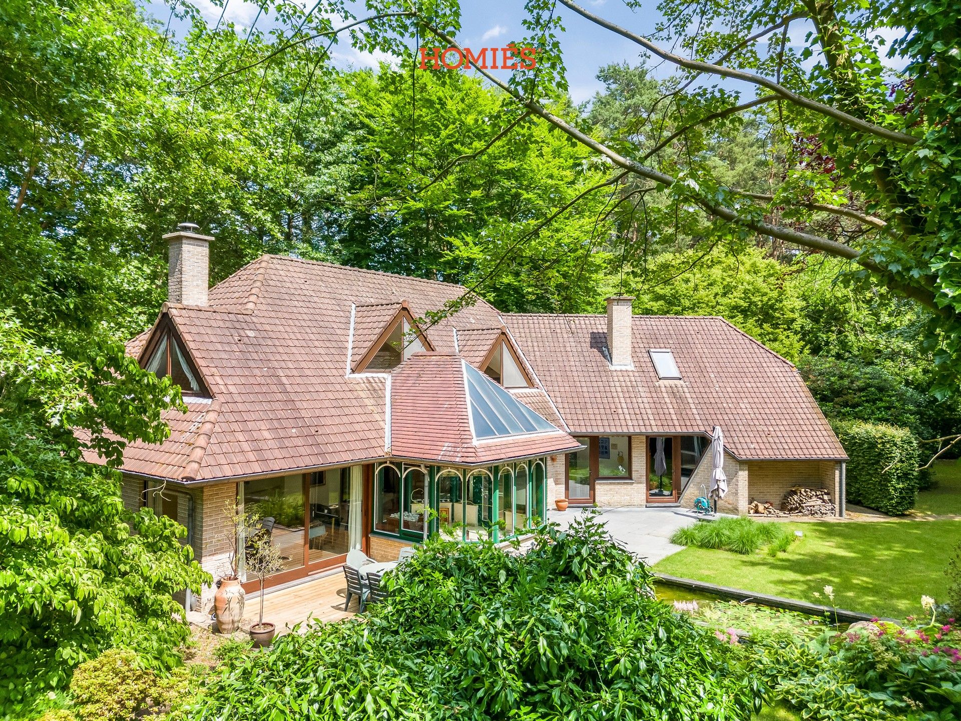 Instapklare villa op een ruim perceel foto {{pictureIndex}}