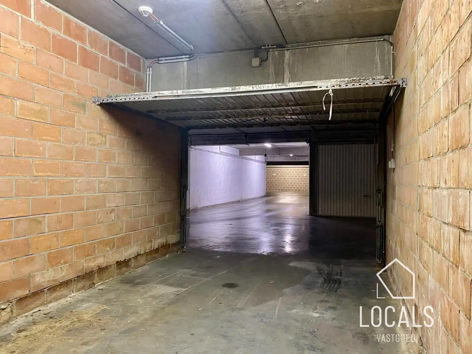 Onmiddellijke beschikbaar! Goed gelegen gesloten garage!  foto 6