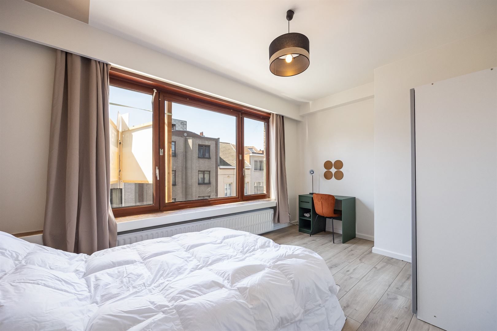Ruim appartement met 4 slaapkamers en veel lichtinval foto 9