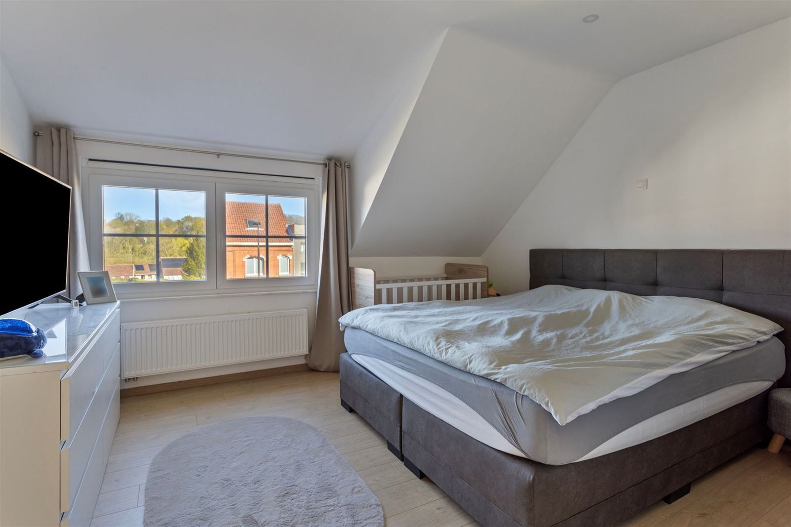 Volledig gerenoveerde woning met 3 slaapkamers, garage en prachtige tuin foto 15