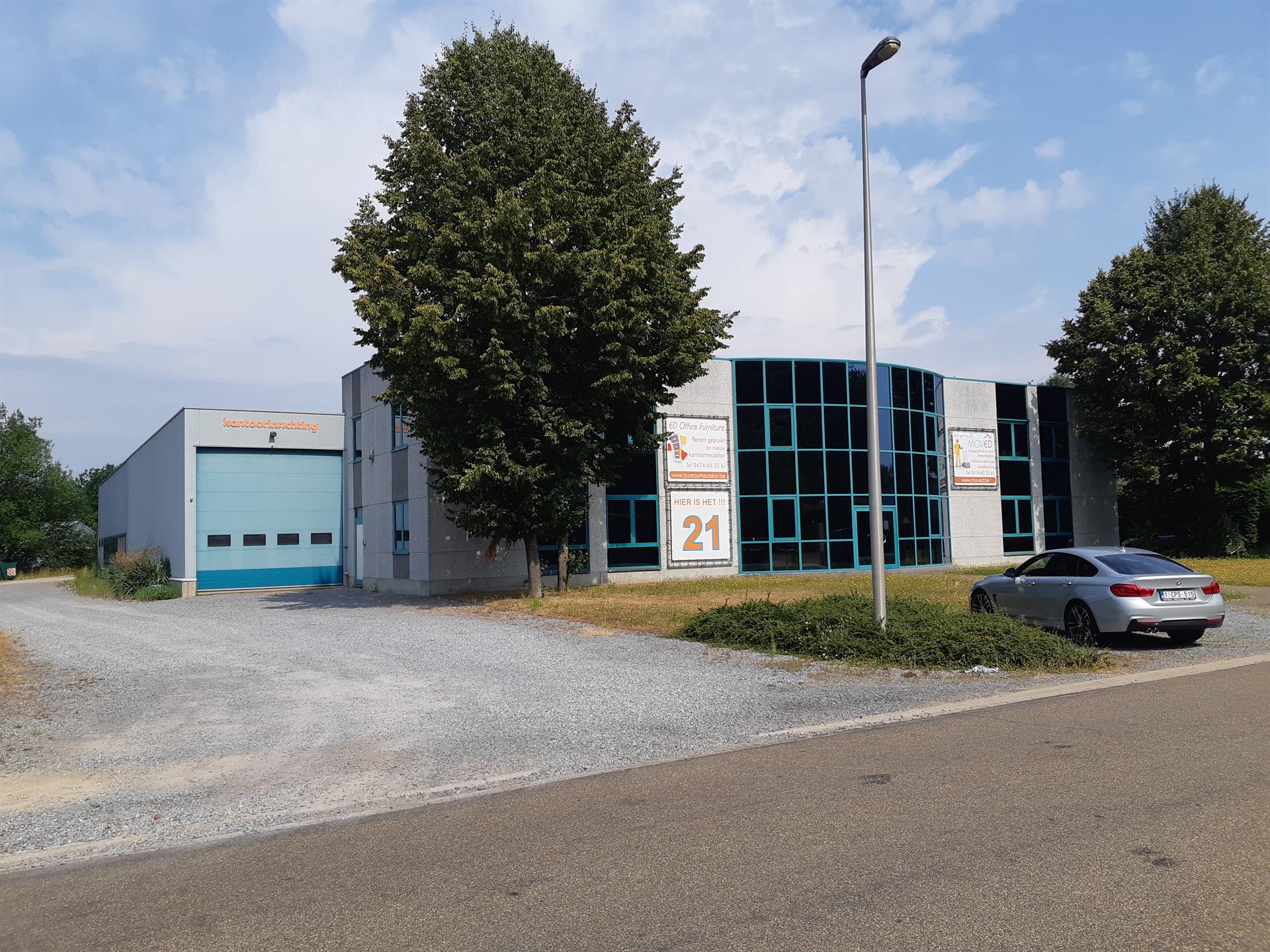 TE HUUR - Bedrijfshal met mooie showroom en kantoorruimte foto {{pictureIndex}}
