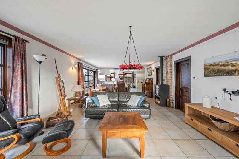 Charmante woning op hoekperceel van 551 ca met veel potentieel foto 6