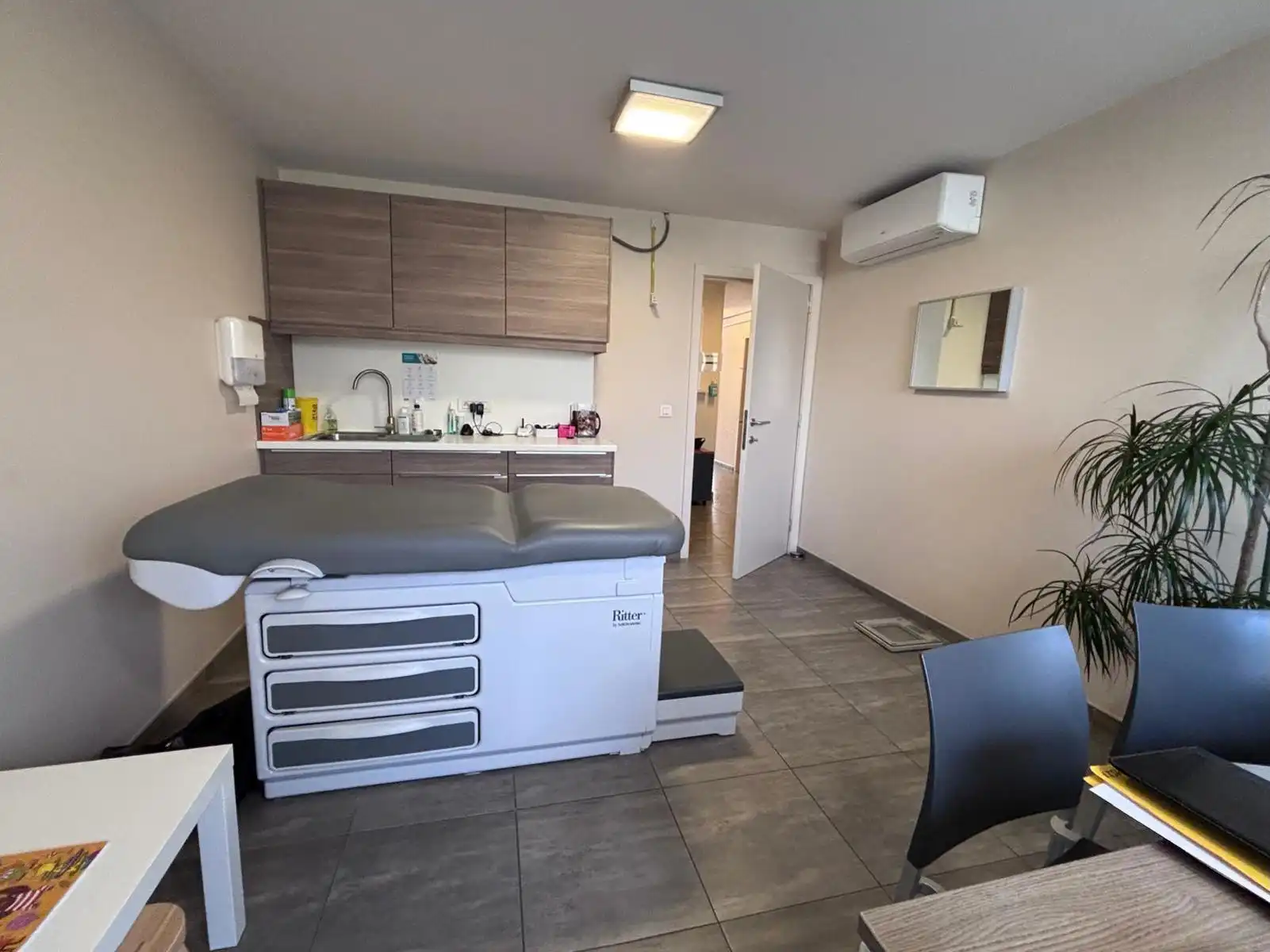 Instapklaar praktijk-/kantoorpand in het centrum van Tielt. foto 4