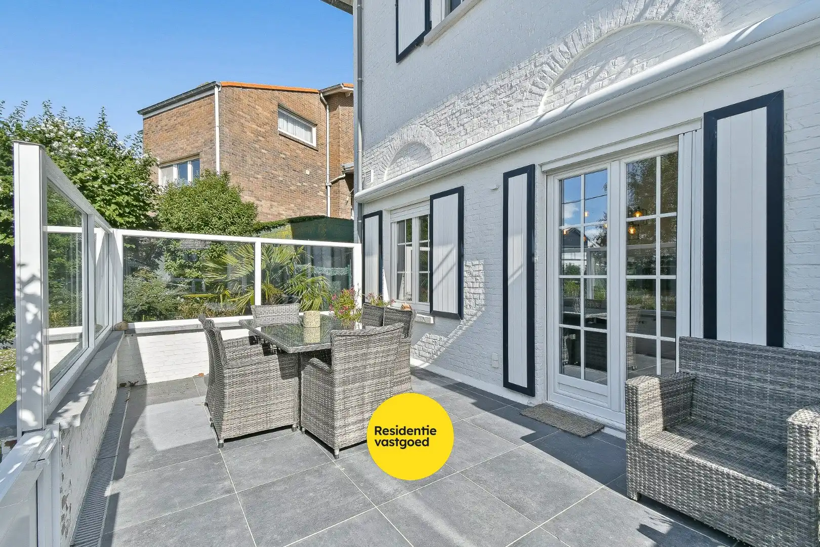 Instapklaar gelijkvloers appartement met privatieve toegang, garage, zonnige tuin en terras nabij zee foto 3