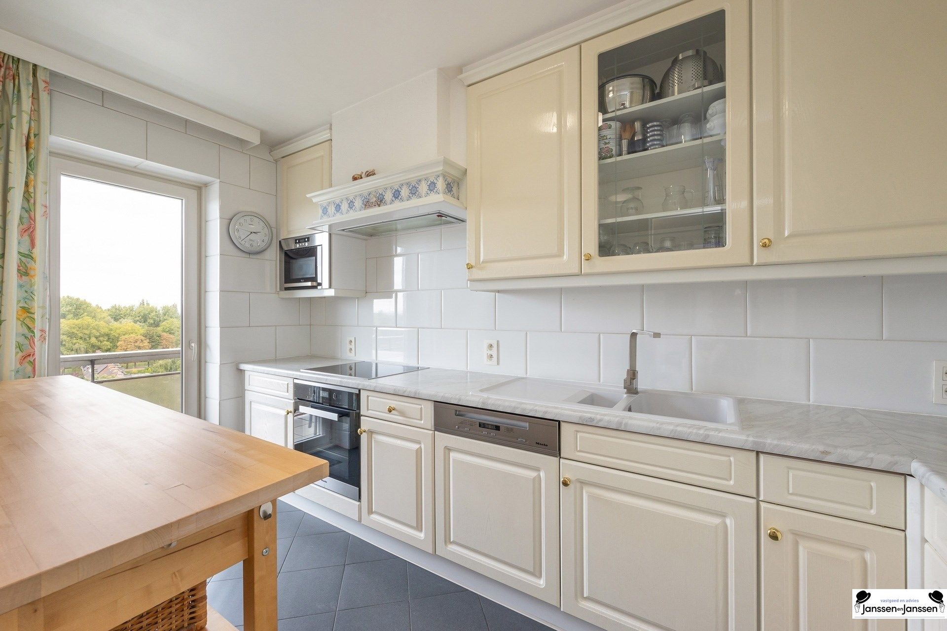 Uniek appartement met prachtig dakterras en panoramisch uitzicht foto 12