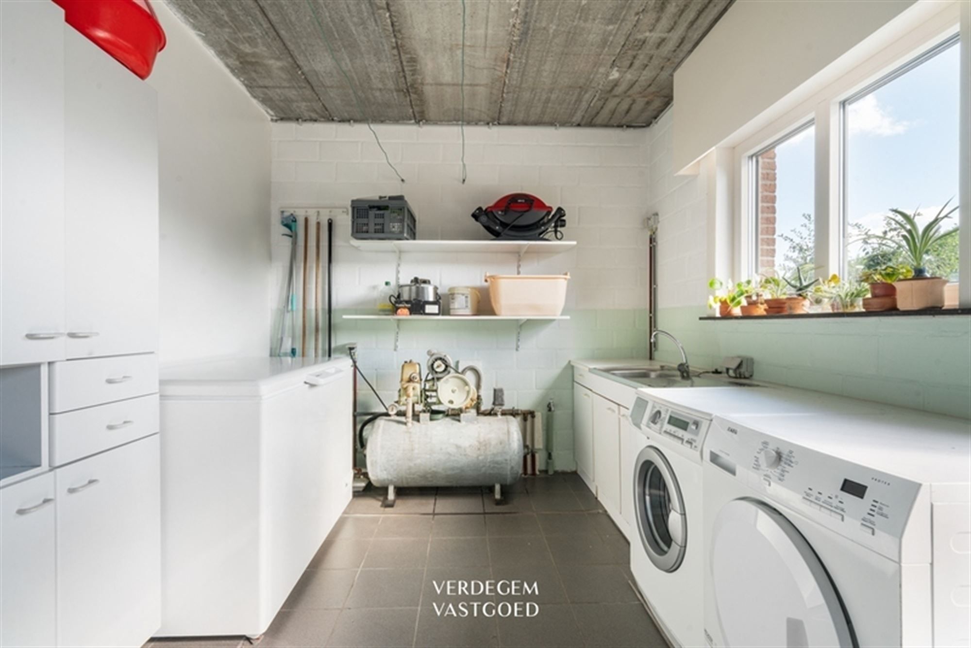 Prachtige villawoning in landelijke stijl met 3 slaapkamers, 3 garages en geniettuin foto 11