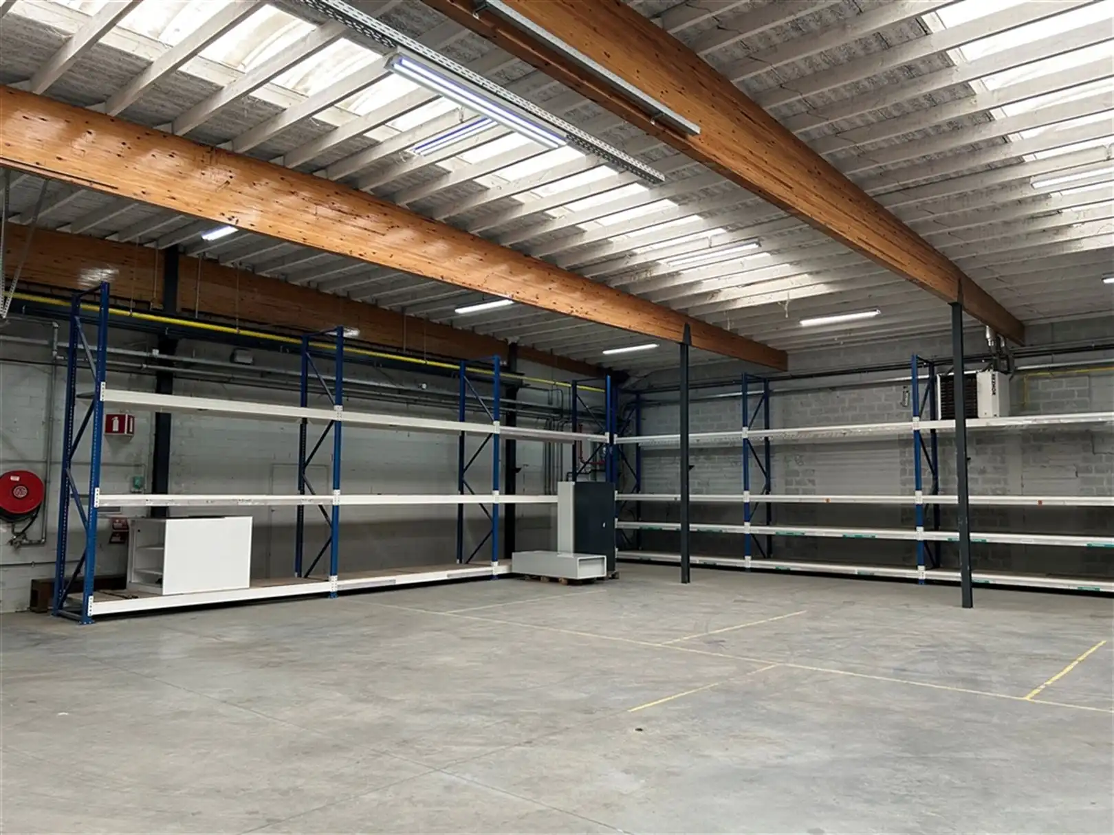 Magazijnen nabij E40, foto 11