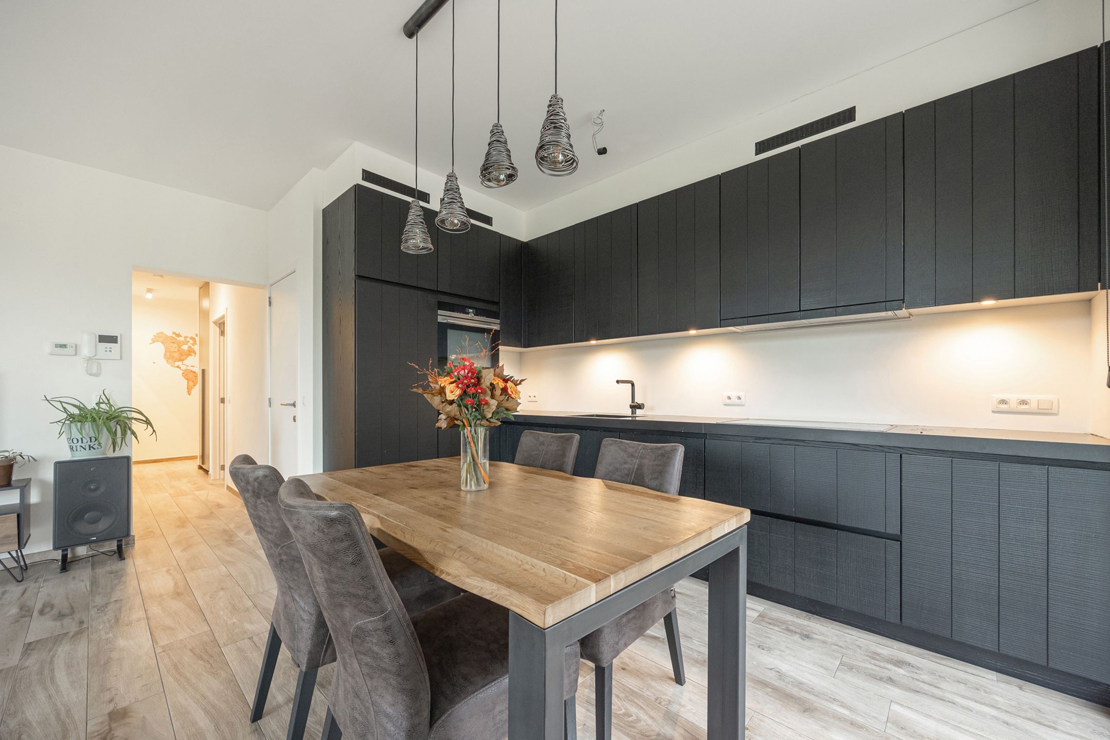 App met groot terras, kelderberging en autostaanplaats foto 3