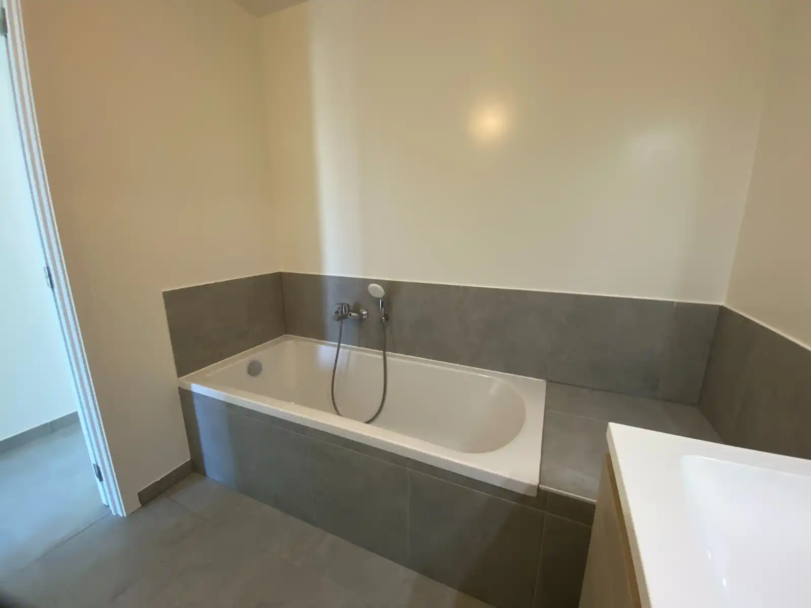 STIJLVOL NIEUWBOUWAPPARTEMENT MET 2 SLAAPKAMERS EN ZONNETERRASSEN – TOPLIGGING IN WAREGEM foto 7