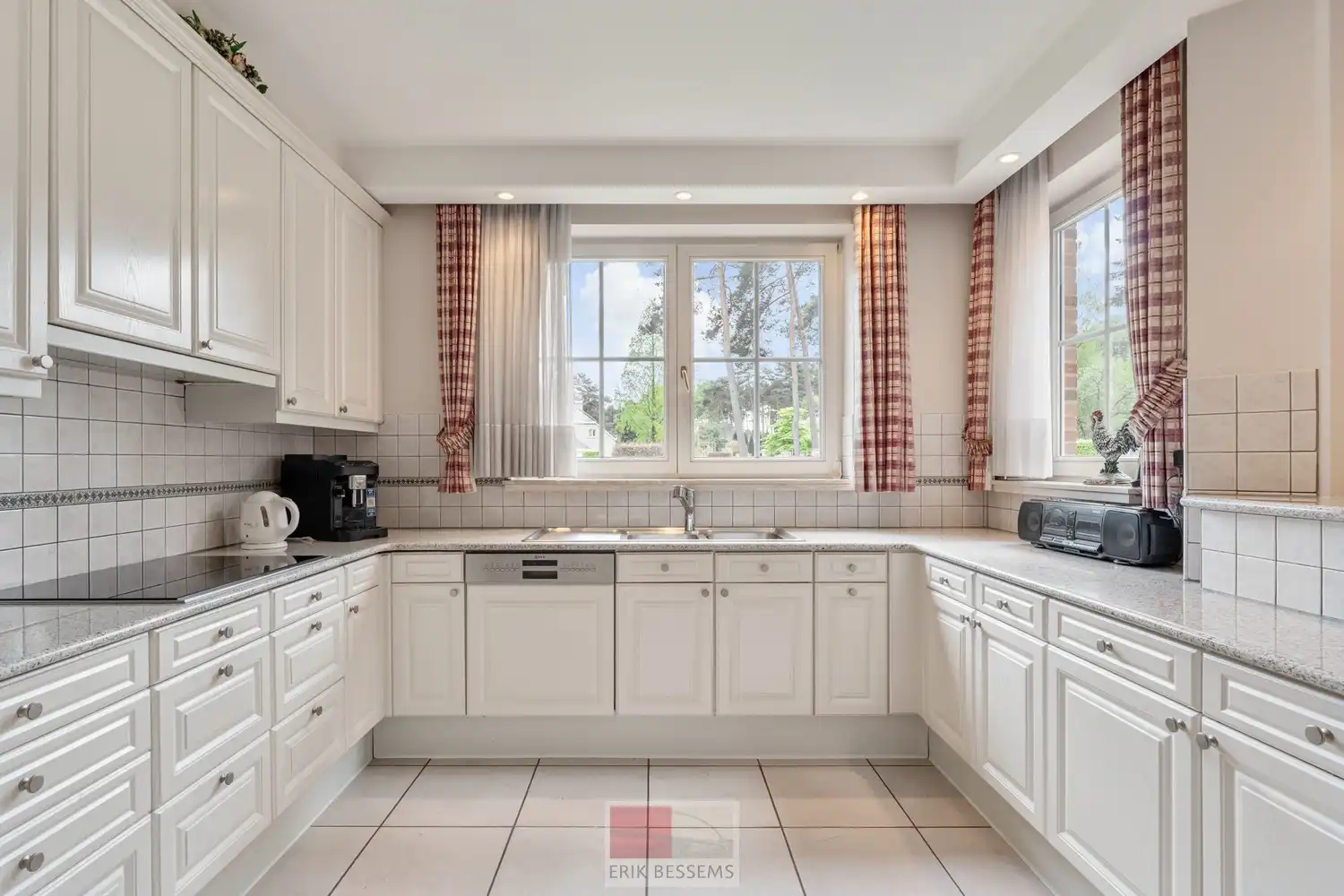 Exclusieve villa met natuurleien dak, gelegen op een unieke toplocatie in het prachtige Maasmechelen, gelegen op een perceel van 3295m². foto 6