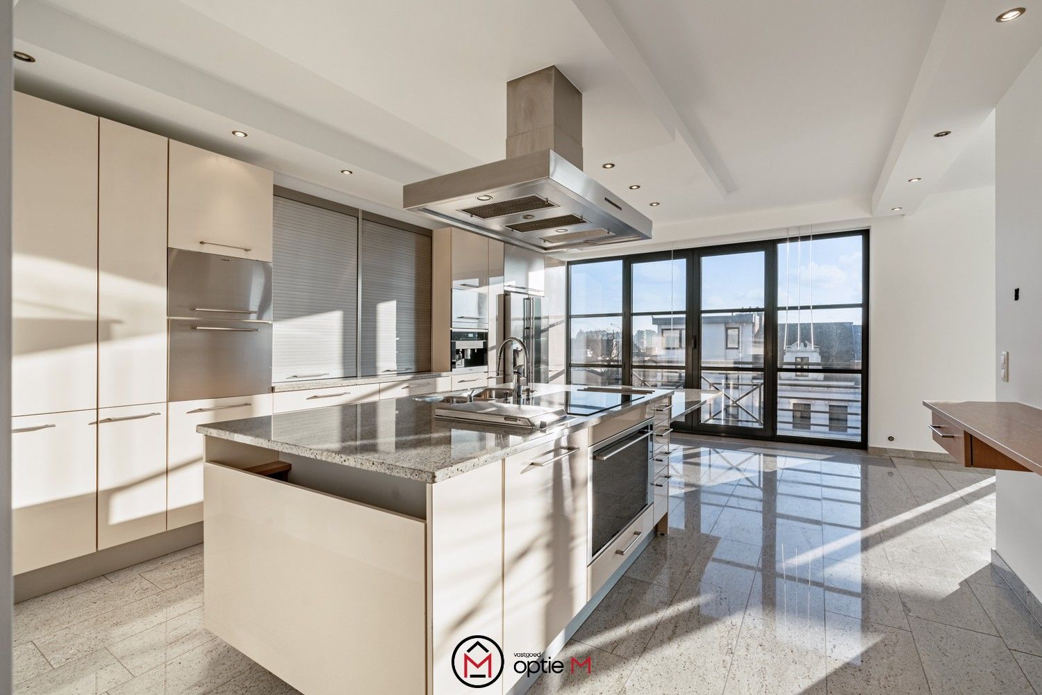 Ruim energiezuinig appartement met uitzicht op Hasselt foto 4