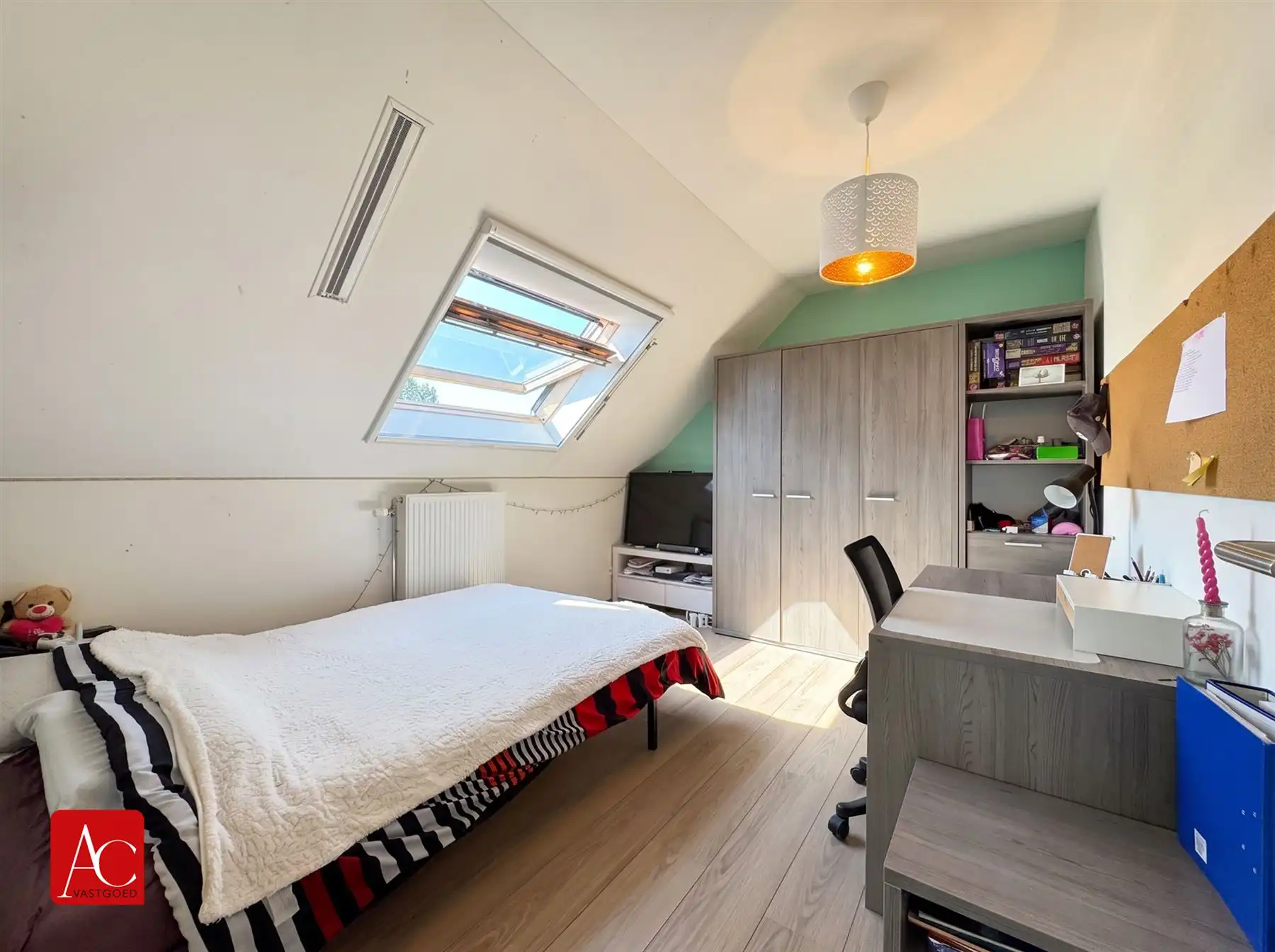 Vrijstaande woning met zwembad in rustige wijk foto 28