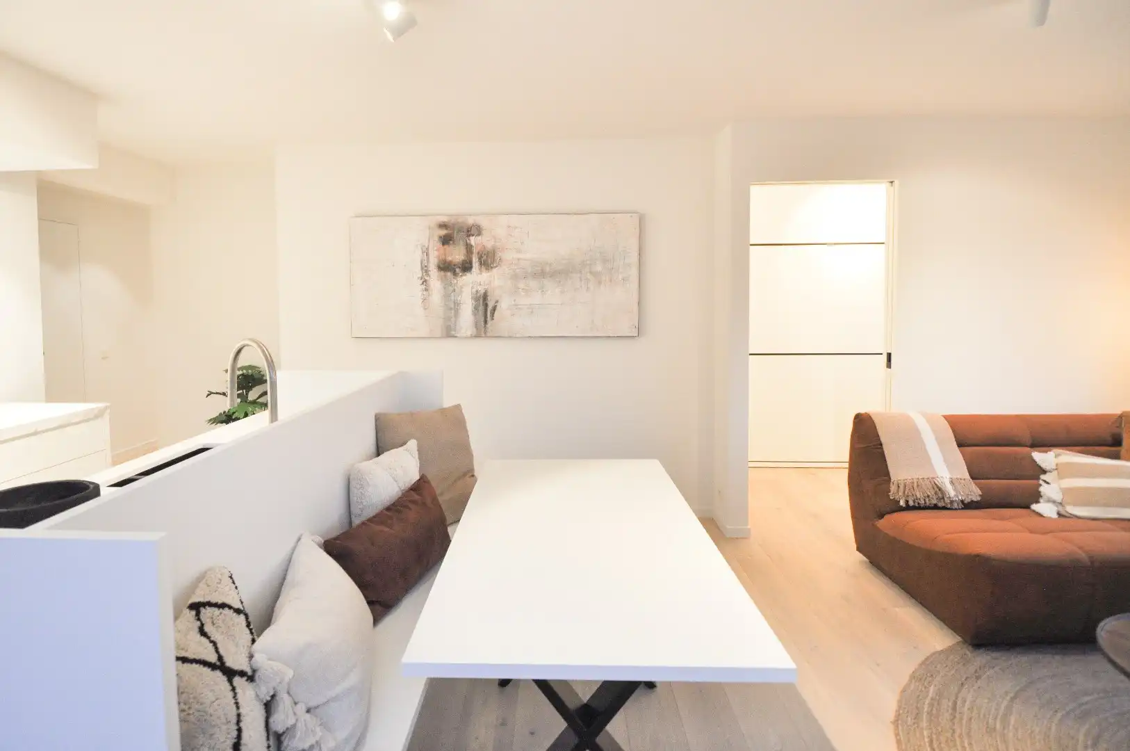 Volledig gerenoveerd hoek-appartement gelegen op enkele stappen van de zee. foto 6