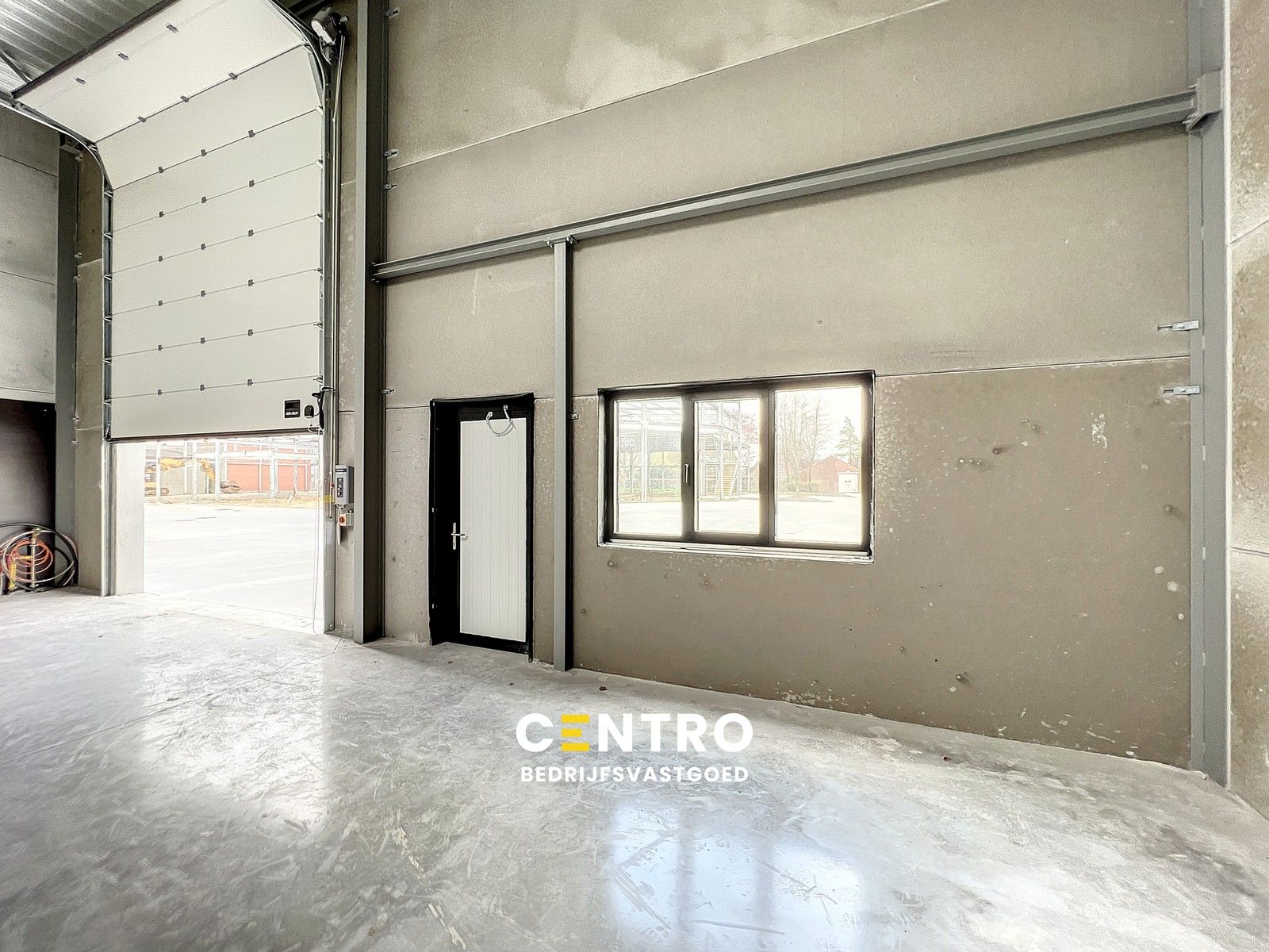 NB MAGAZIJN (220m2), voorzien van elektrische sectionaalpoort, deur, raam (voor kantoor) en 2 private parkeerplaatsen op industriezone te Waregem. foto {{pictureIndex}}