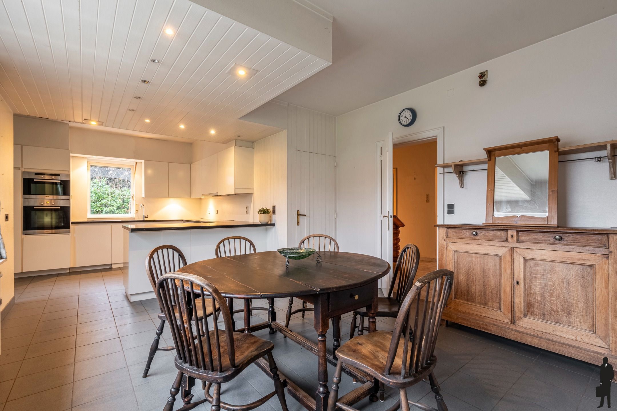 Statige en ruime gezinswoning met 5 slpks op 1.065m² foto 7