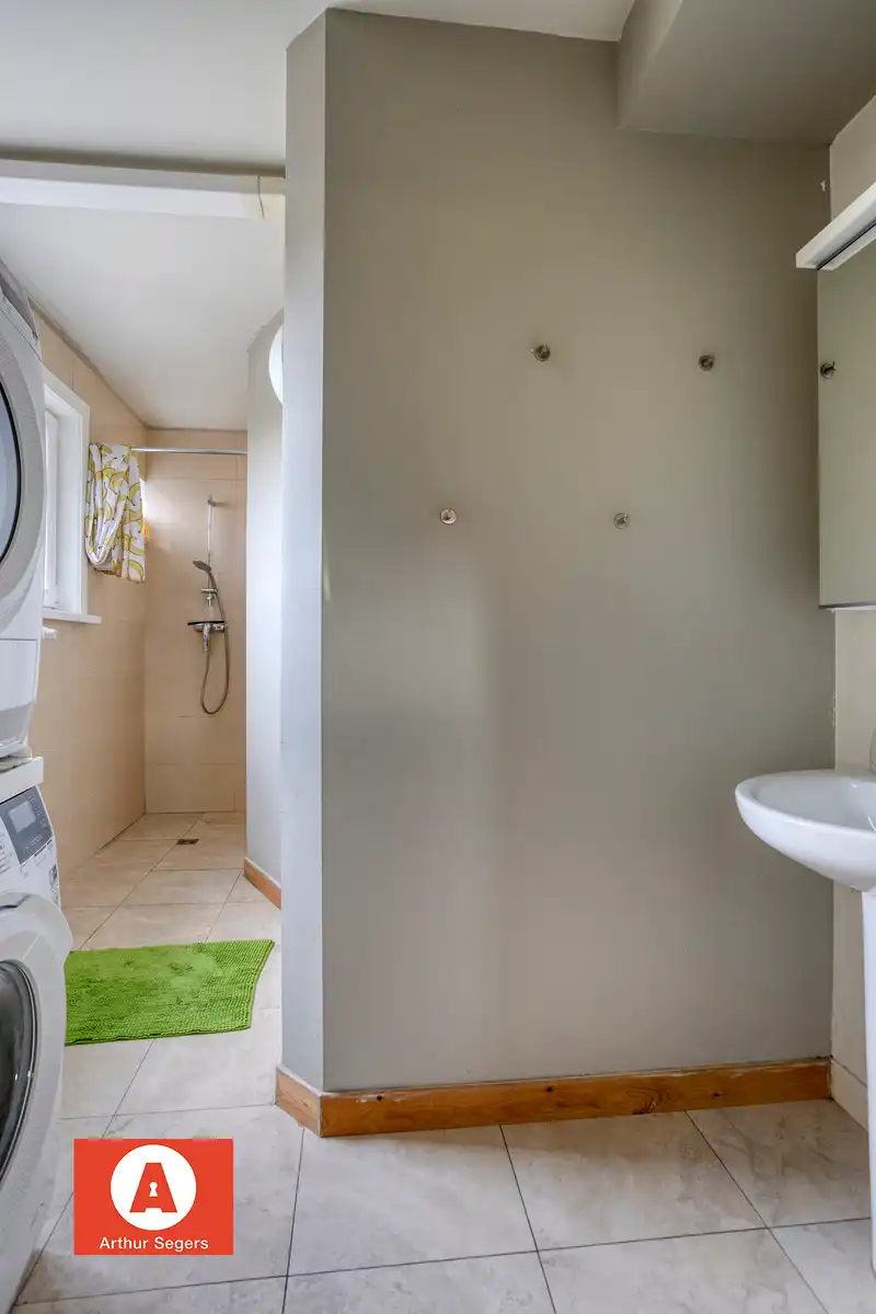 Karaktervolle open bebouwing met 5 slaapkamers en bureau foto 12