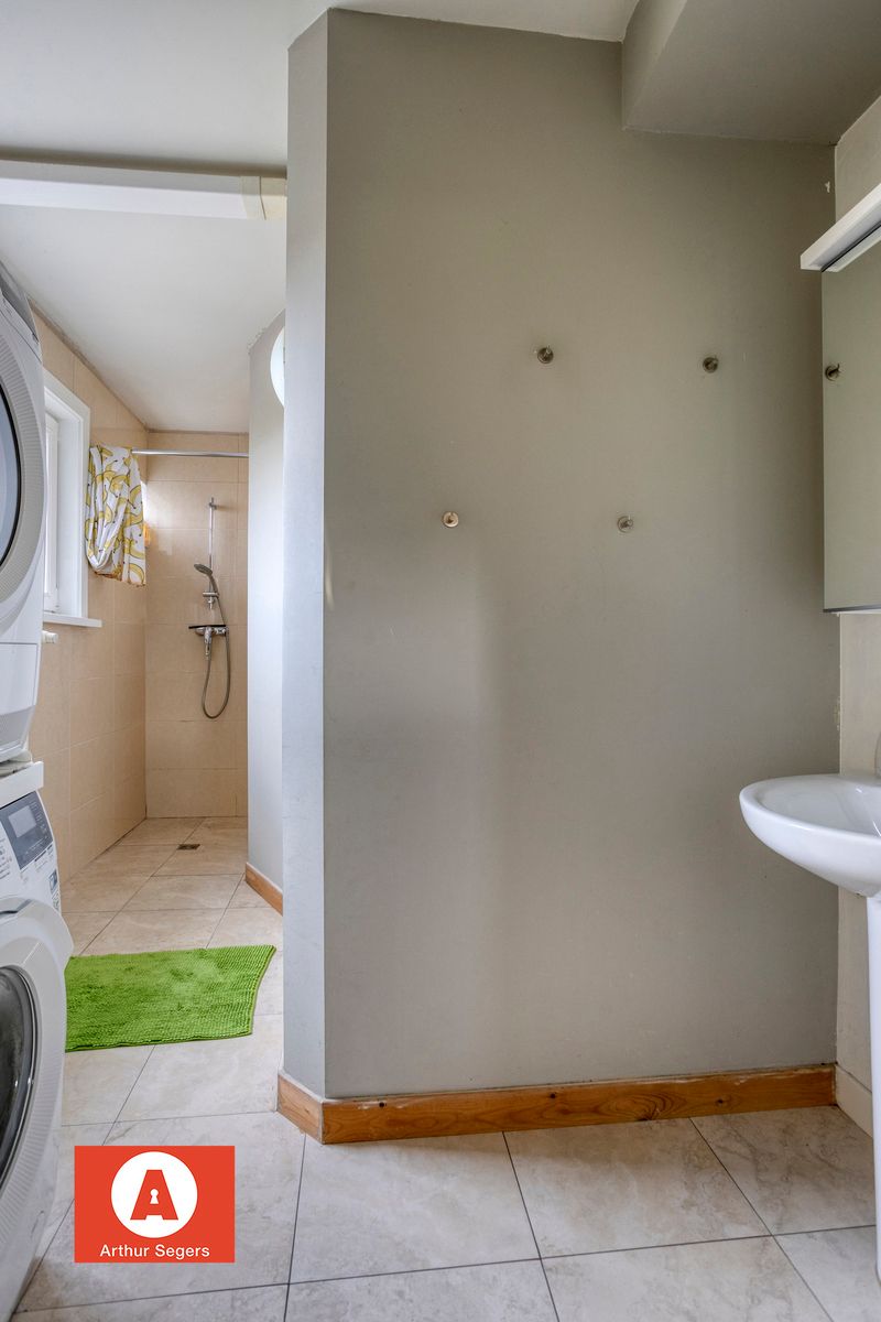 Karaktervolle open bebouwing met 5 slaapkamers en bureau foto 12