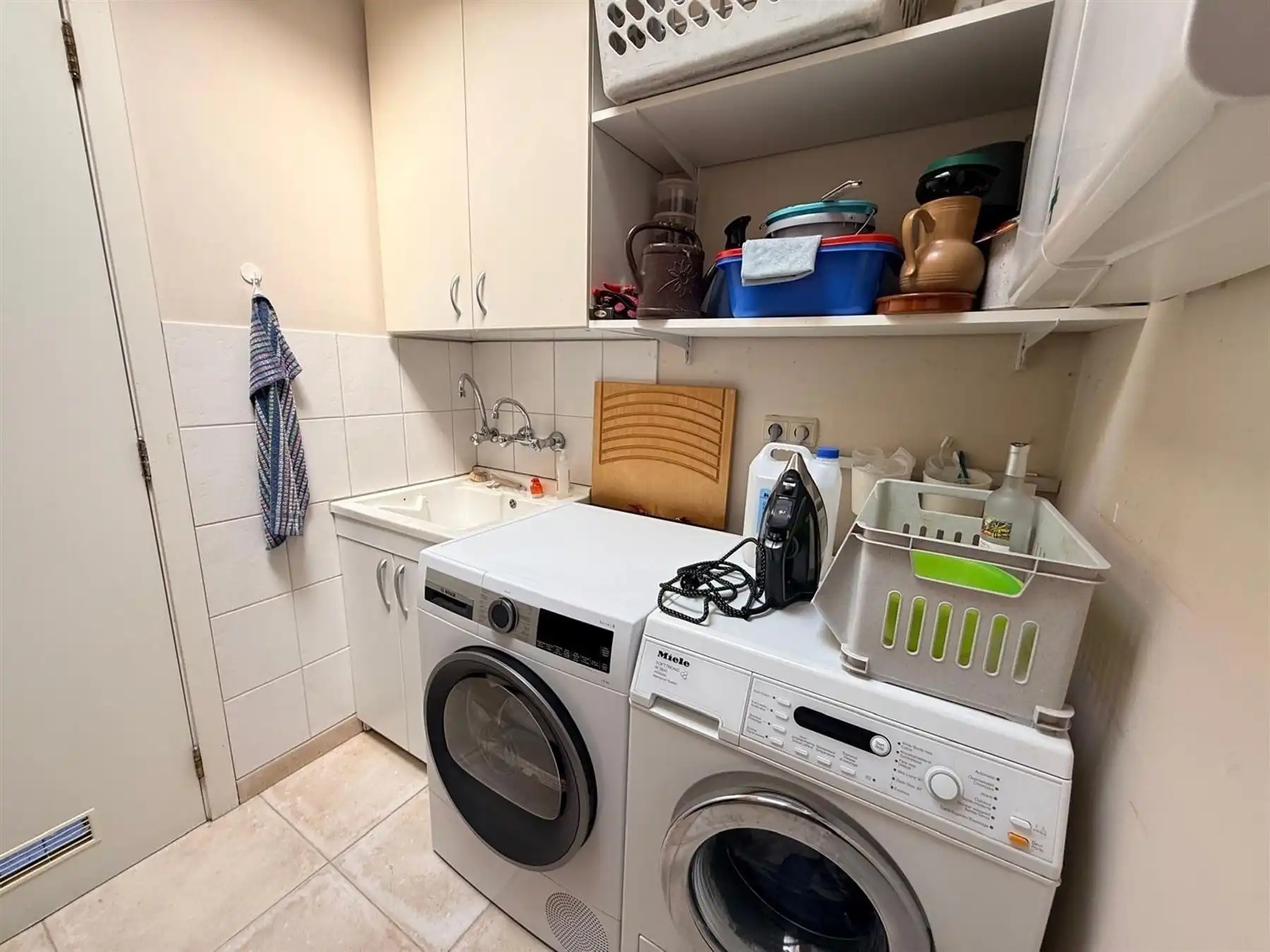3-GEVEL WONING MET TUIN OP 8 ARE foto 9