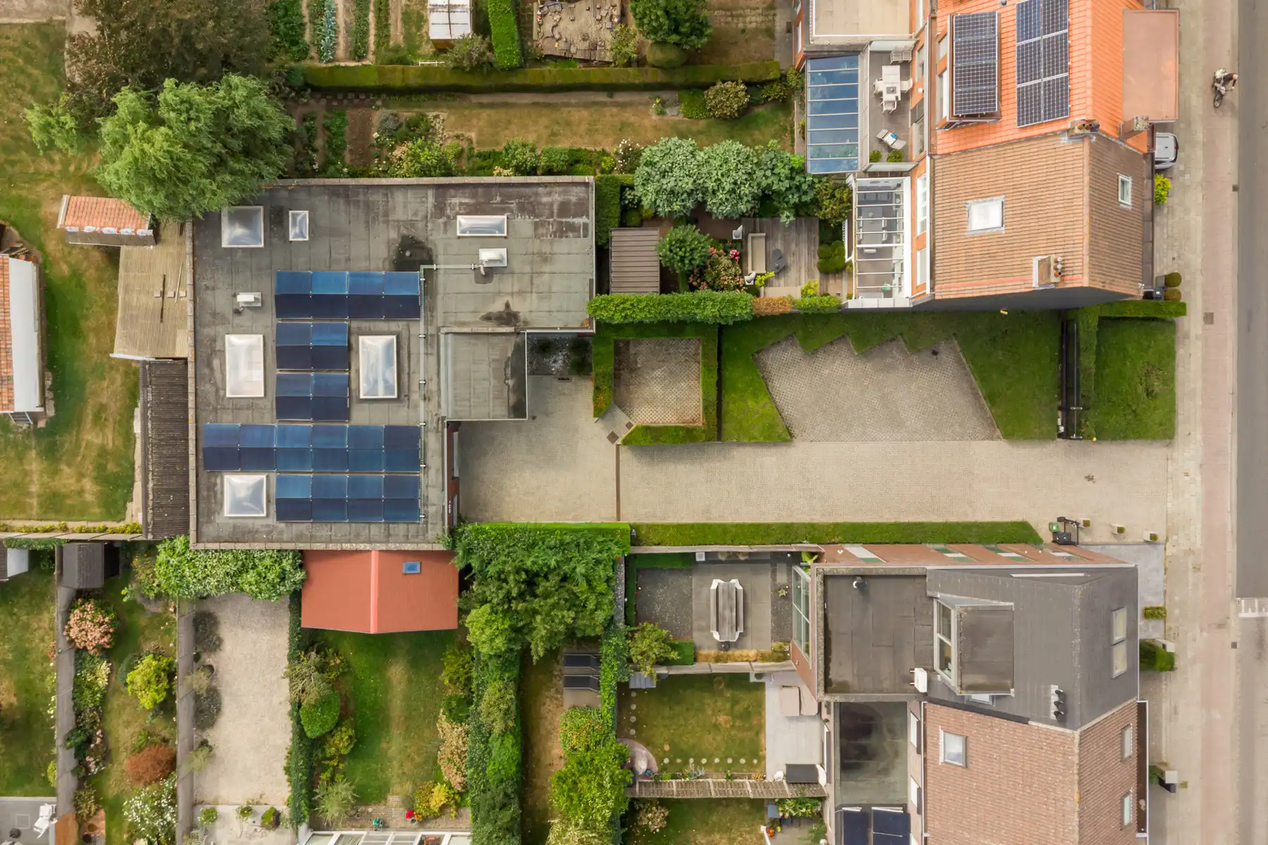 Knap afgewerkte woning met apart bedrijfsgebouw en parking foto {{pictureIndex}}