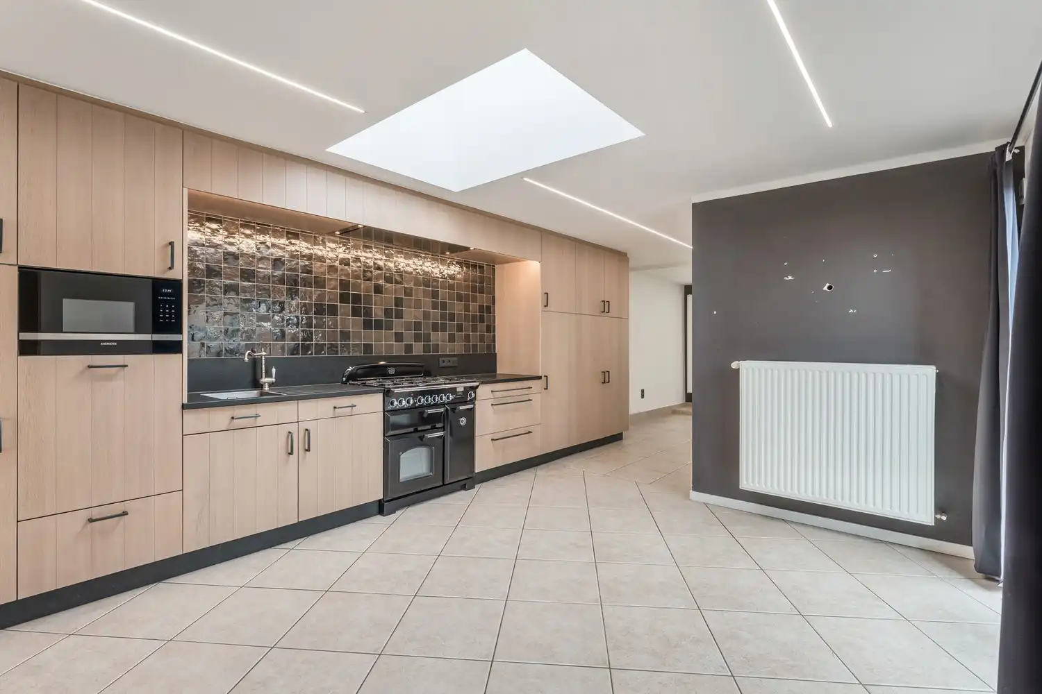 Instapklare, gerenoveerde halfopen bebouwing met 3 slaapkamers op ruim perceel in Sint-Truiden foto 3