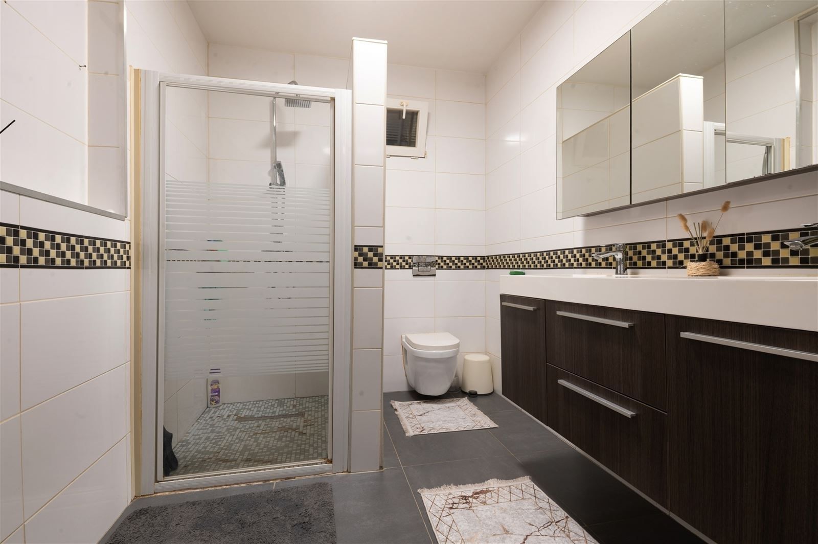 Modern afgewerkte en gerenoveerde gezinswonig met tuin op 2are93 foto 12