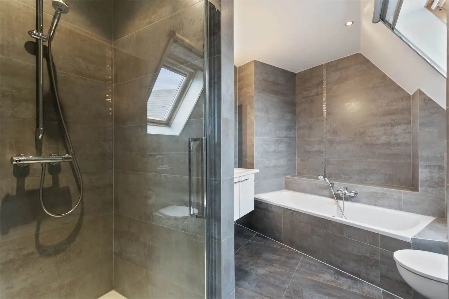 Instapklaar duplex dakappartement met terras in hartje Oostkamp foto 22