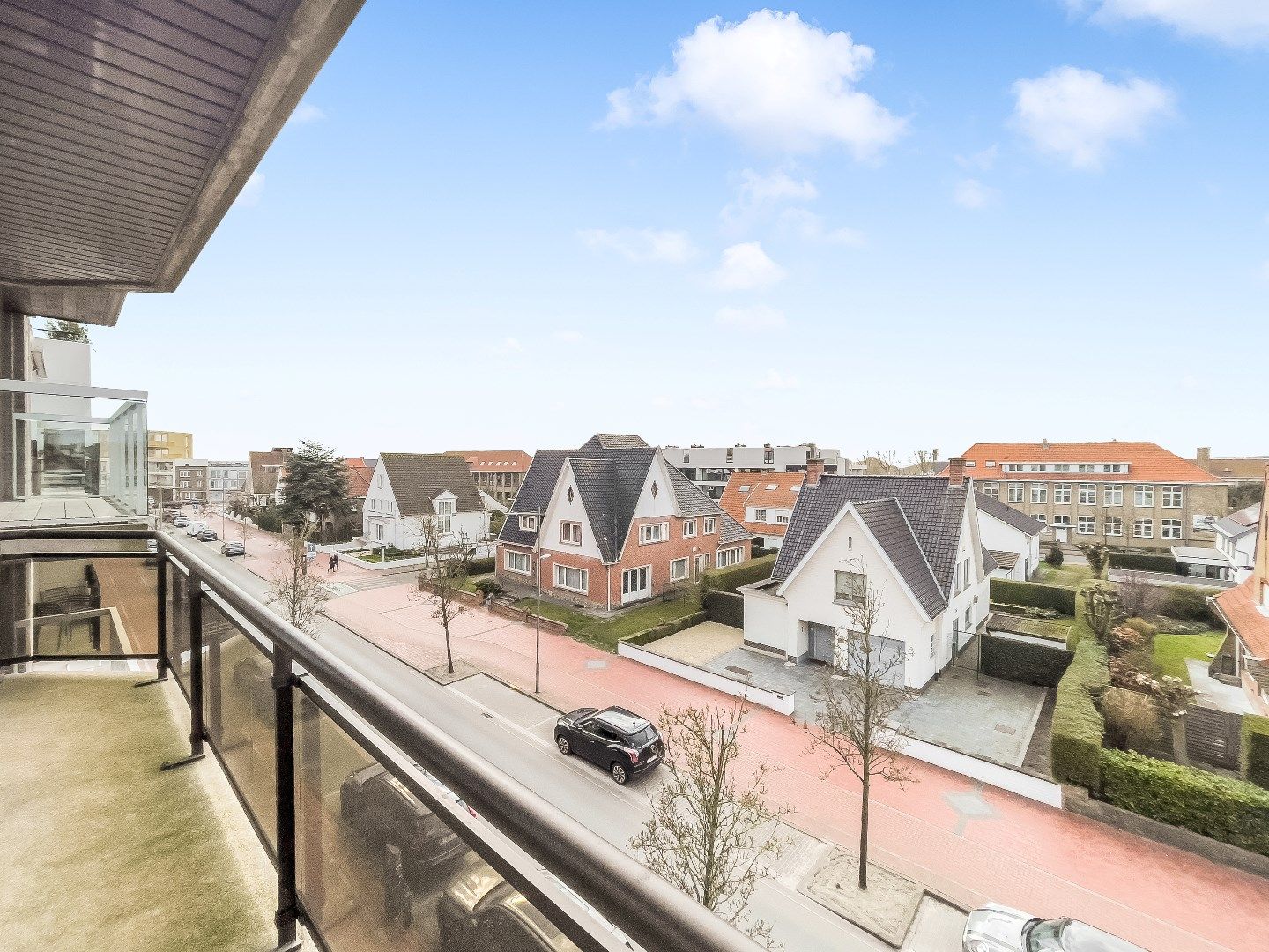 Zuid-west gericht twee slaapkamerappartment met open zicht en tandemgaragebox in de Koningslaan. foto 3