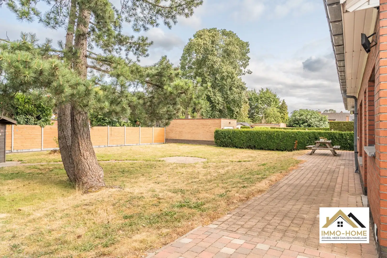 Vrijstaande bungalow met een ruime grond op een topligging!  foto 3