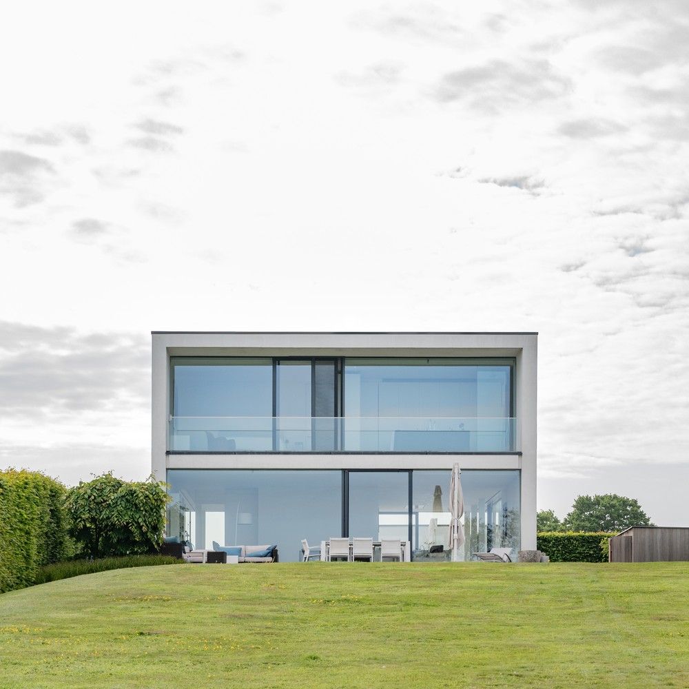 Moderne villa in een groene oase van rust foto {{pictureIndex}}