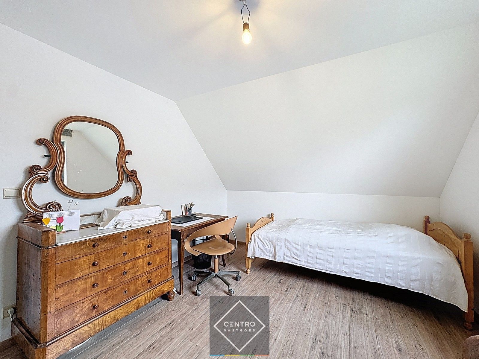 Instapklare woning met 3 slpks, garage én ZUIDger. tuin  te Oostkamp! foto 19