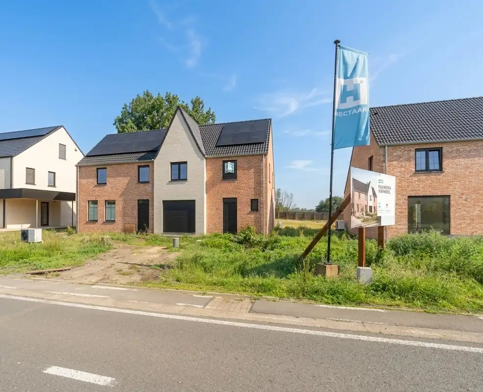 Hectaar bouwt halfopen woningen in Arisdonk, Waarschoot! foto {{pictureIndex}}