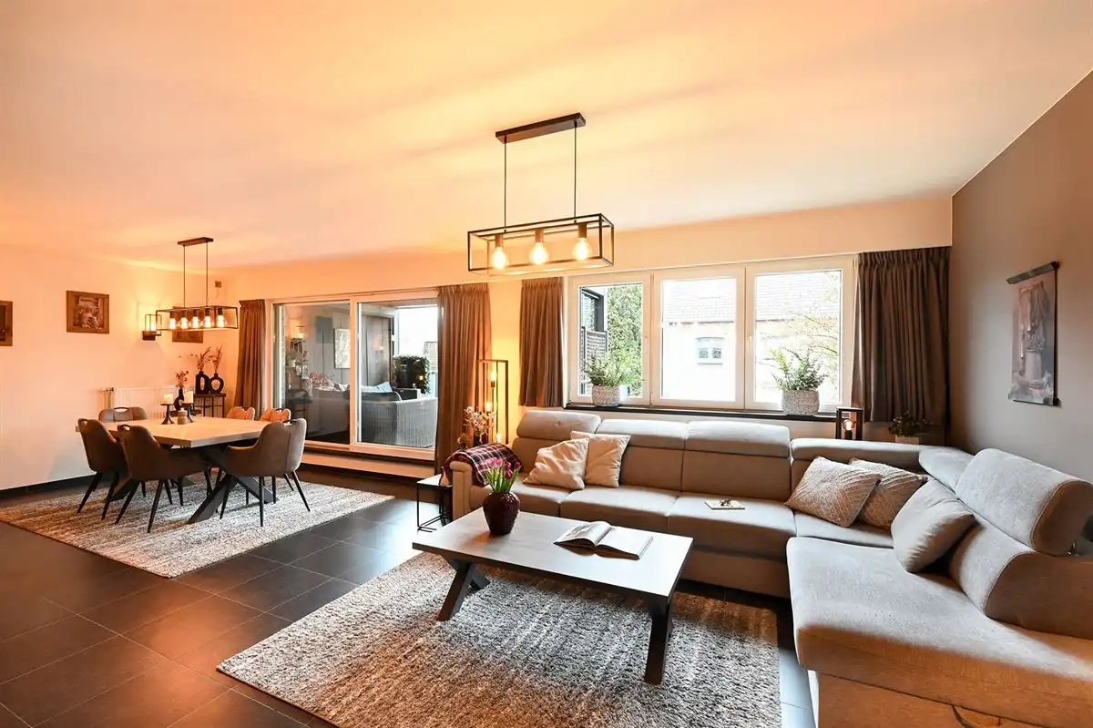 Ruim appartement met groot terras  foto {{pictureIndex}}